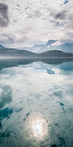 Reflectie in een meer (deel 2 van een drieluik)