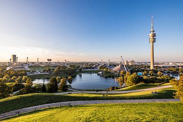 Olympisch Park met Olympisch Stadion en Olympische Toren in München van Werner Dieterich