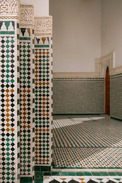 Wanden van mozaiek in het Mausoleum van Moulay Ismail | Meknes | Marokko van Marika Huisman fotografie