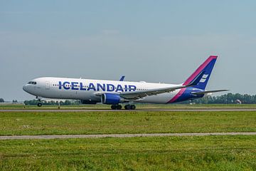 Take-off Icelandair Boeing 767-300. van Jaap van den Berg