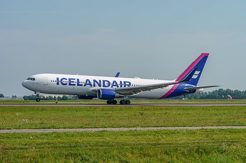 Take-off Icelandair Boeing 767-300.