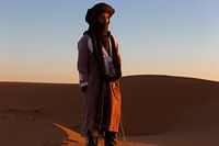 Sahara man in Merzouga woestijn Morocco zonsopkomst