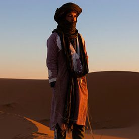 Sahara man in Merzouga woestijn Morocco zonsopkomst van Wendy Bos