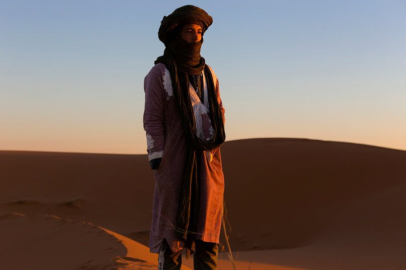 Homme du Sahara dans le désert de Merzouga, Maroc, lever de soleil par Wendy Bos