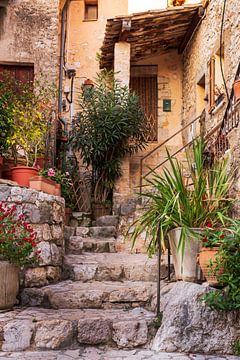 Pittoreske binnenplaats / huisgevel in Gourdon (Provence) van Flatfield