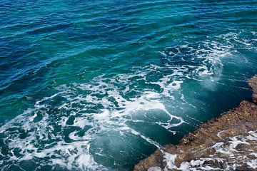 L'eau de mer claire coule sur les rochers 4