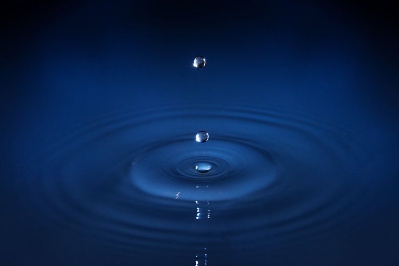 Gouttes d'eau bleues par Dennis van de Water