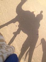 De schaduw van het rijden op een kameel