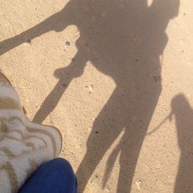 De schaduw van het rijden op een kameel van Tessel Robbertsen