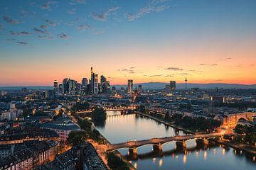 De skyline van Frankfurt na zonsondergang