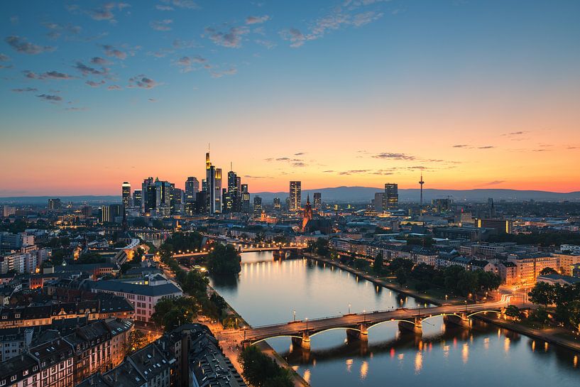 Frankfurter Skyline nach Sonnenuntergang von Robin Oelschlegel