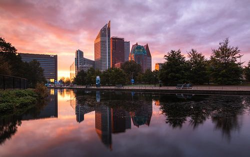 La ligne d'horizon de La Haye sur Ilya Korzelius