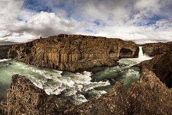 Panorama mit Wasserfall, Felsen und weiter Landschaft