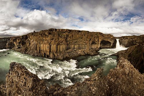 Panorama mit Wasserfall, Felsen und weiter Landschaft