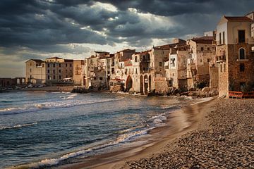 Donkere wolken boven de huizen van Cefalù op Sicilië van iPics Photography