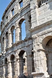 Die weltberühmte Arena in Pula an der Küste der Adria in Kroatien von Heiko Kueverling