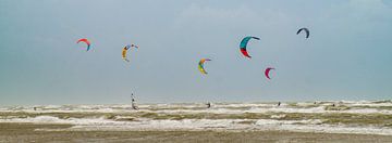 kite surfers op de zee van ticus media