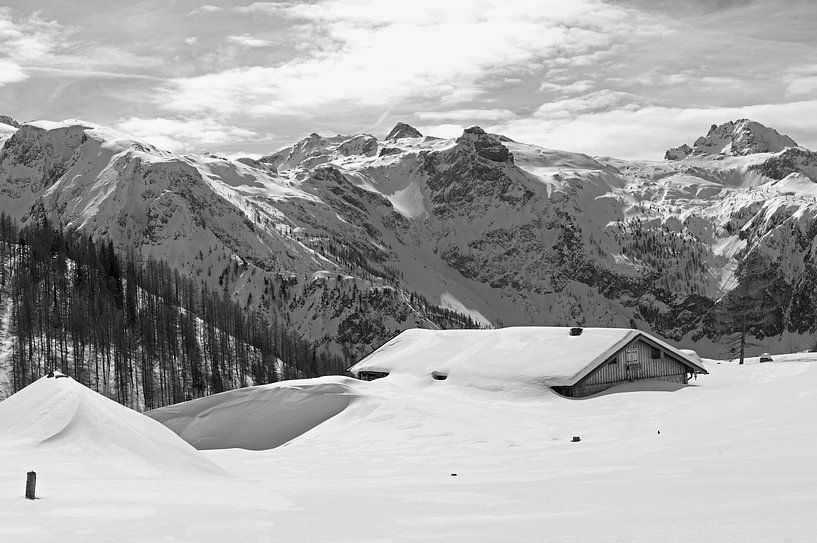 Eine eingeschneite Hütte von Christa Kramer