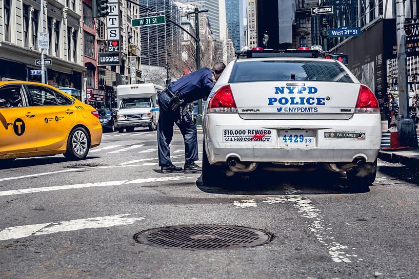 New York Politie auto en gele taxi van Jan van Dasler