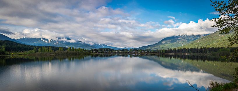 Panorama van een meer in het zuiden van Brits Columbia, Canada van Rietje Bulthuis