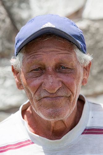 Cubaanse man met Adidas pet