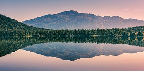 Ochtendlicht met reflectie bij Lake Paringa
