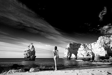Sonnenaufgang über der Algarve - schwarz-weiße Akt-Komposition mit Wolken und Himmel von Louis Sauter