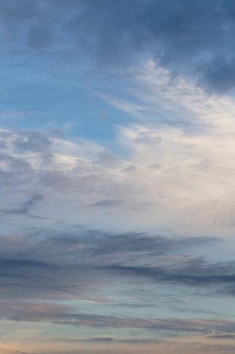 Wolkenlucht na een regenbui in de ochtend