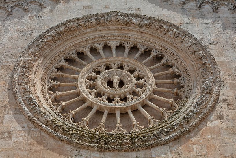 Fenêtre de la cathédrale Santa Maria Assunta à Ostuni, Italie par Joost Adriaanse