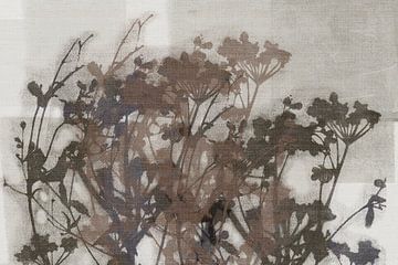 Bloemen in warm bruin op linnen. van Dina Dankers