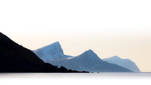 De fjorden van Noorwegen in het zachte licht van de winter van Nando Harmsen