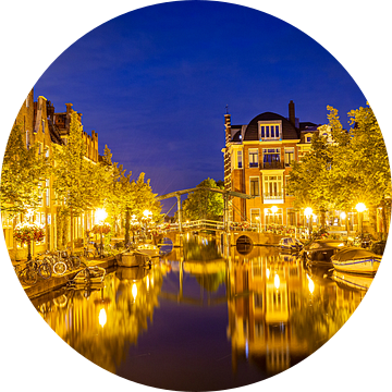 Leiden, Netherlands - July 22, 2020: Cityscape Leiden view Old Rhine with canal, houses and bridge d van Hilda Weges