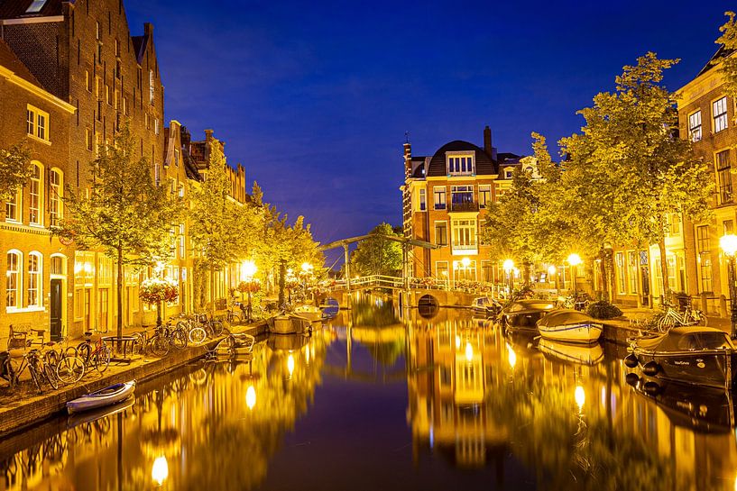 Leiden, Netherlands - July 22, 2020: Cityscape Leiden view Old Rhine with canal, houses and bridge d van Hilda Weges