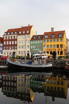 Nyhavn, Kopenhagen met zonsopkomst | Reisfotografie | Weerspiegeling in het water van Kelsey van den Bosch