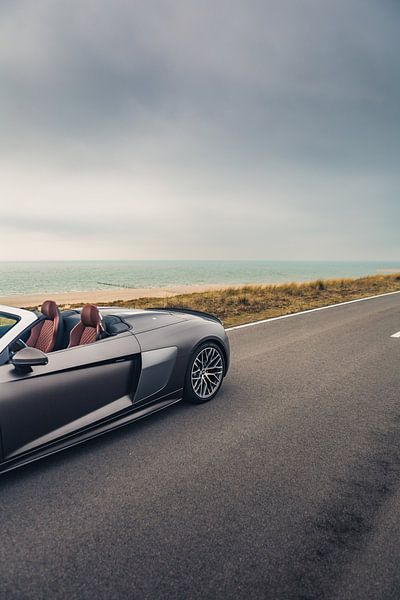 Audi R8 V10 mit atemberaubendem Blick auf den Ozean im Hintergrund von Sebastiaan van 't Hoog