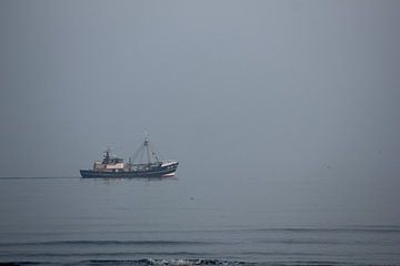 Ein Fischerboot auf dem stillen Meer von PO Fotografie