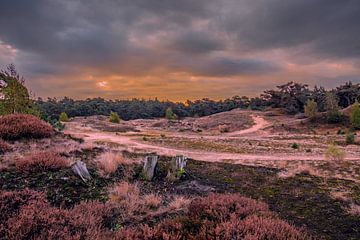 Dreigende lucht tijdens zonsopkomst van Rick van de Kraats