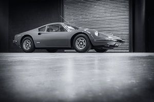 Ferrari Dino 246 GT voiture de sport italienne classique en noir et blanc sur Sjoerd van der Wal Photographie