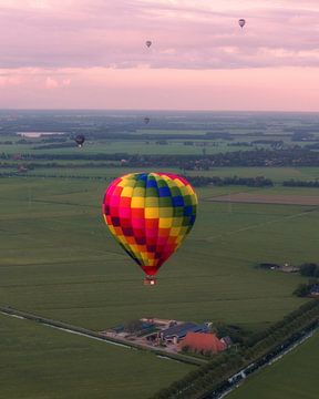 Luchtballonnen  boven het Friese Platteland bij Zonsondergang van Ewold Kooistra