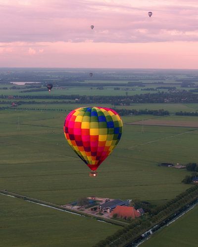 Luchtballonnen  boven het Friese Platteland bij Zonsondergang