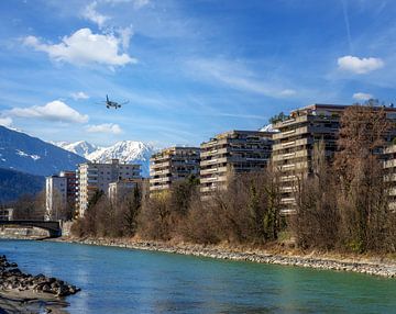 Vliegtuigen naderen luchthaven Innsbruck van ManfredFotos