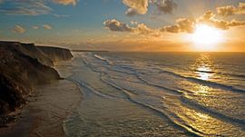 Aerial van een zonsondergang aan de westkust in Portugal by Eye on You