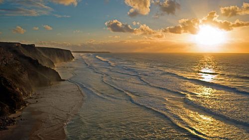 Aerial van een zonsondergang aan de westkust in Portugal
