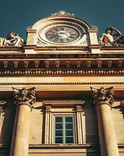 Une grande horloge architecturale