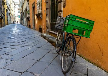alte schmale Straße in einer italienischen Stadt mit einem Fahrrad von Animaflora PicsStock