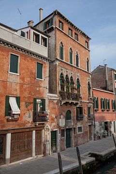 Huis met arabier (Moor) met tulband in oude stad Venetie, Italie