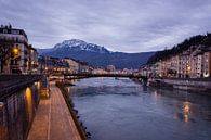 Isère river in Grenoble, blue hour. par Luis Boullosa Aperçu