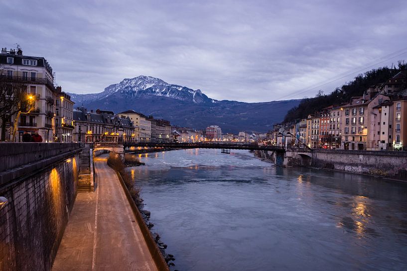 Isère river in Grenoble, blue hour. par Luis Boullosa