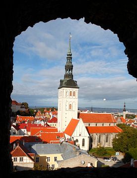 Uitzicht vanaf de Kiek in de Kök toren naar de St. Nicolaaskerk, Benedenstad, Oude Stad,Tallinn, Est