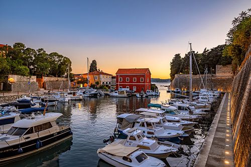 Kroatië : De kleine vissershaven van Fosa bij zonsondergang